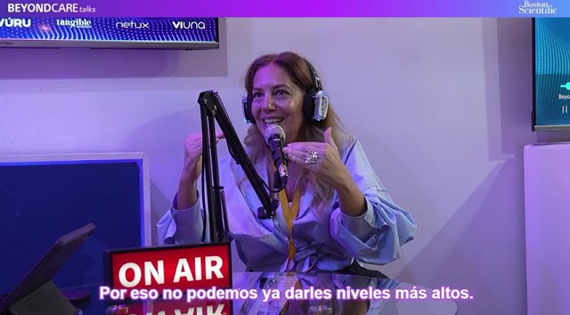 Dos hombres sentados conversando