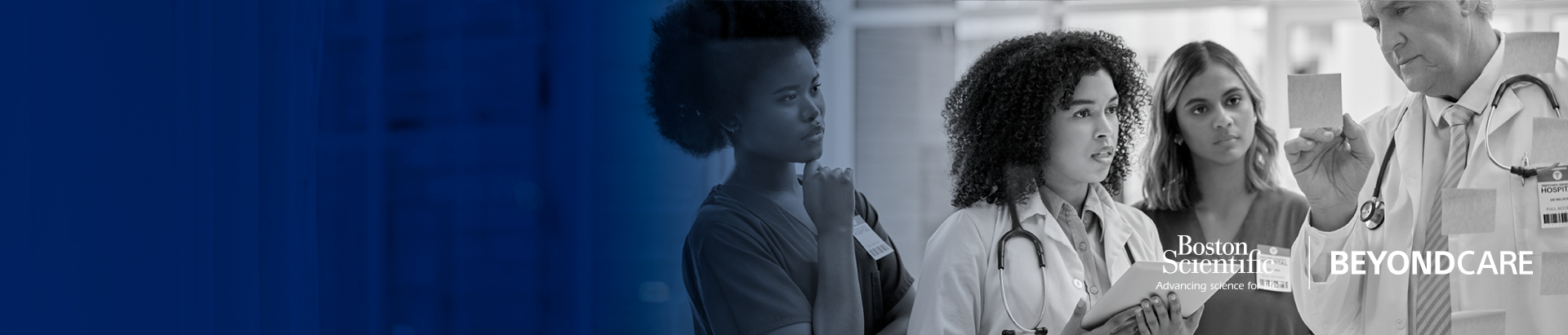 Doctora con gafas sonriendo al computador