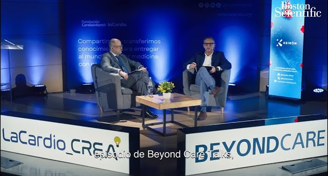 Dos hombres sentados conversando