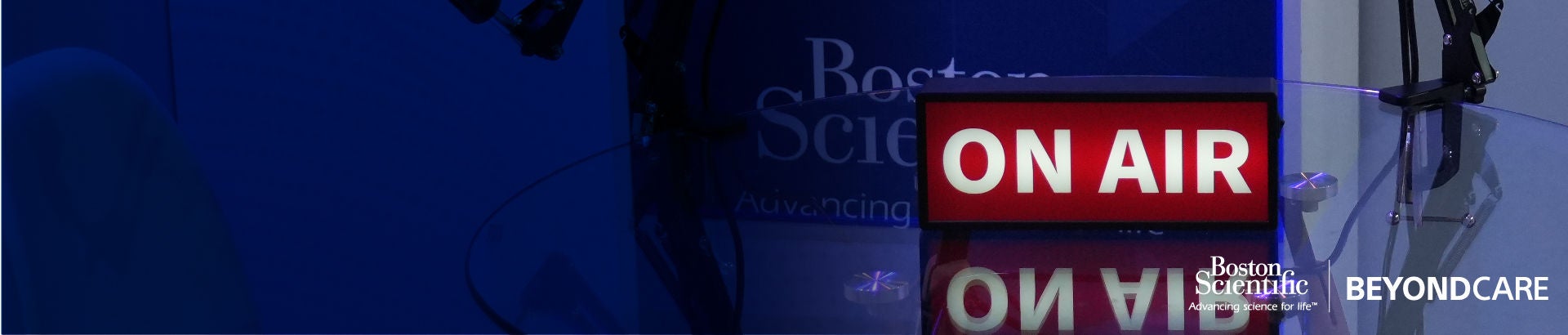 Doctora con gafas sonriendo al computador