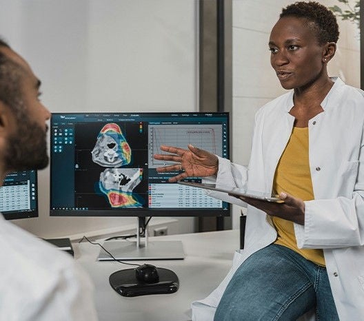 Doctora explicando a paciente