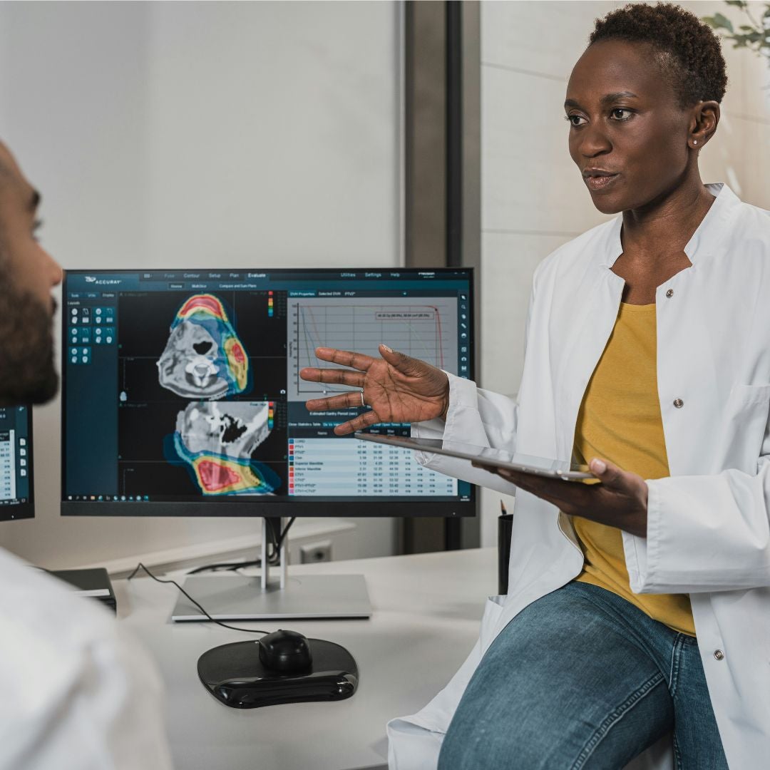 Doctora explicando con una pantalla a un paciente