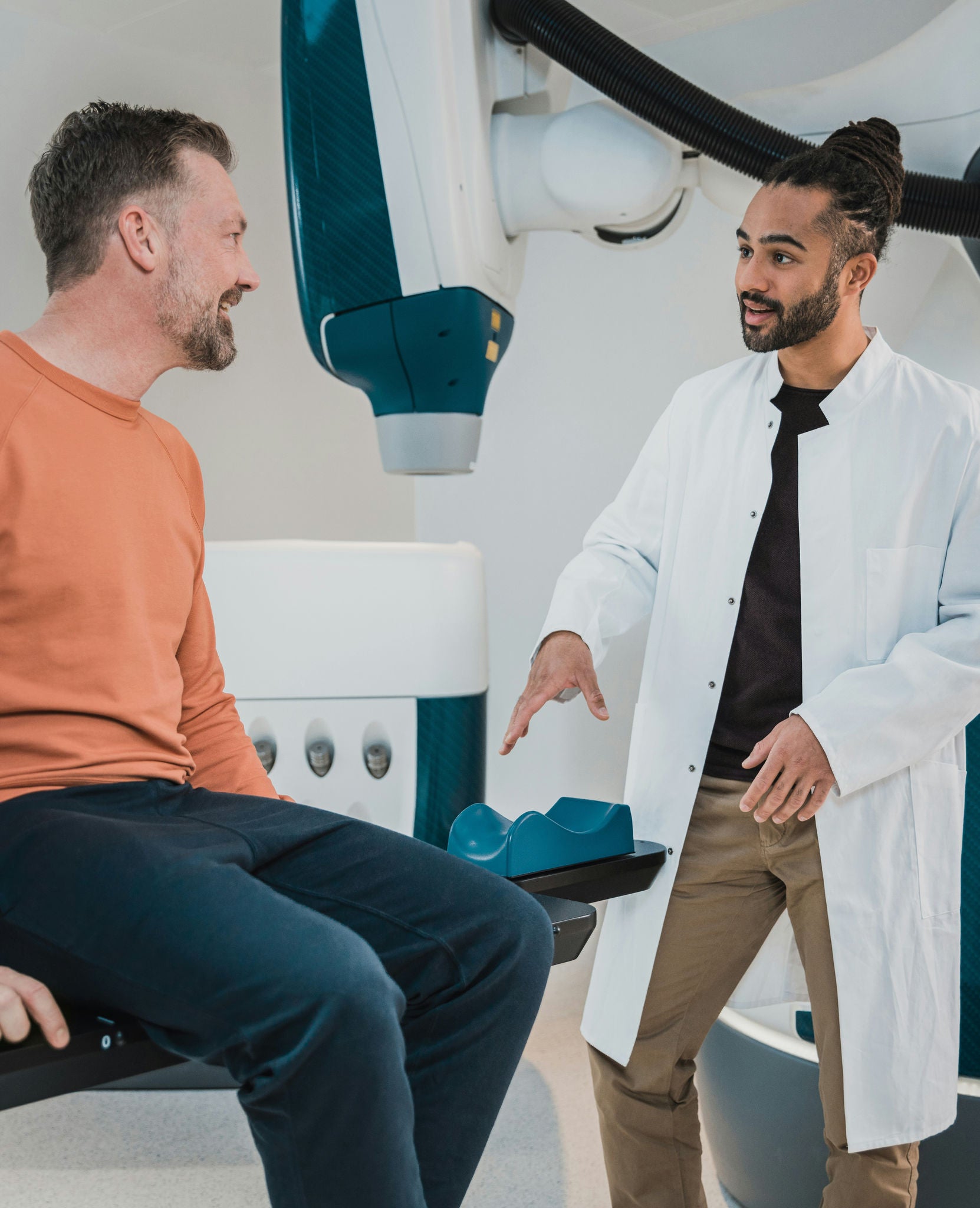 Médico revisando a un paciente