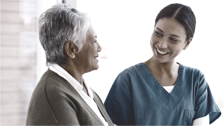 Enfermera y paciente sonriendo