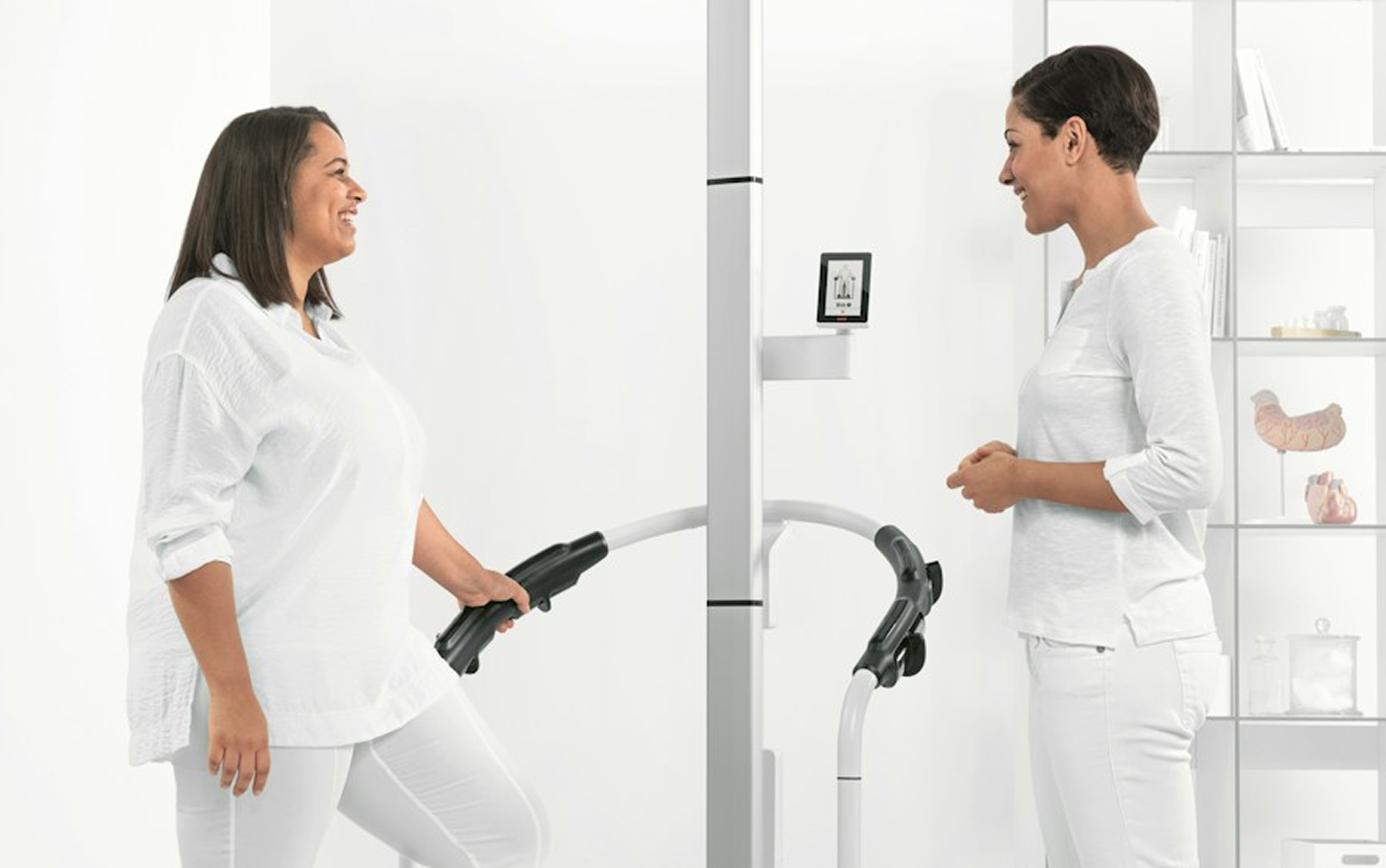 Dos mujeres en un consultorio