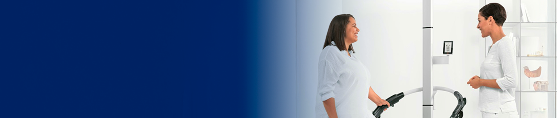 Hombre sonriendo con grupo de médicos atrás