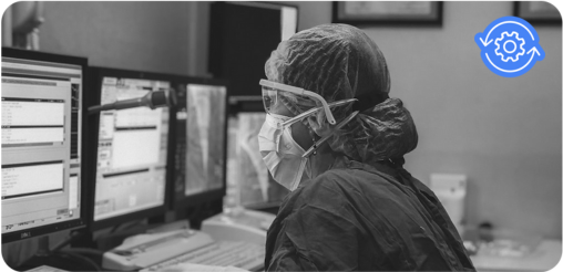 Personal de salud en una computadora