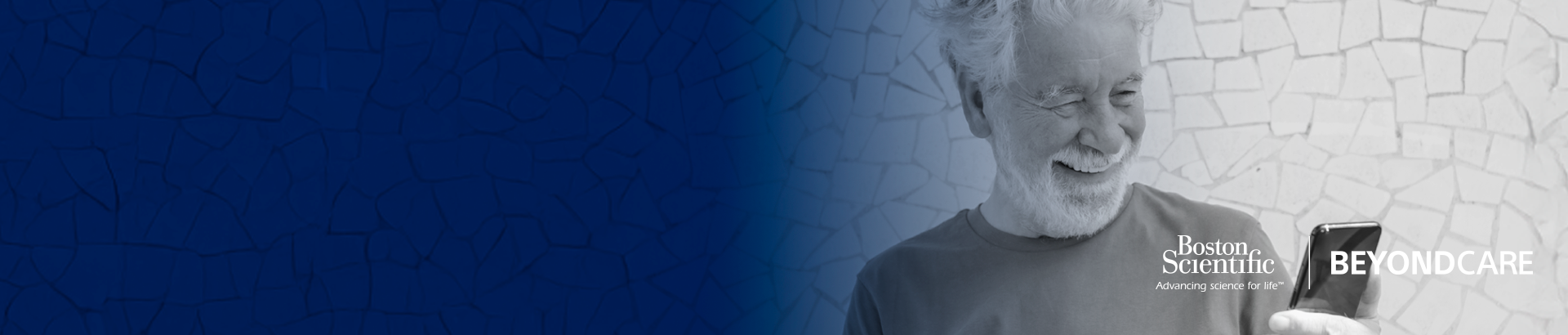 Doctora con gafas sonriendo al computador