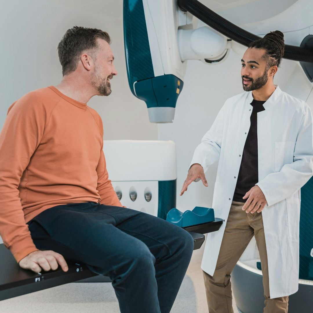 Hombre en consulta con su médico