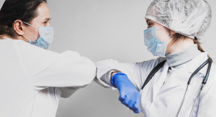 Doctora explicando el diagnóstico a su paciente. Mujer morena consultando con una chica rubia sonriente en el consultorio médico.