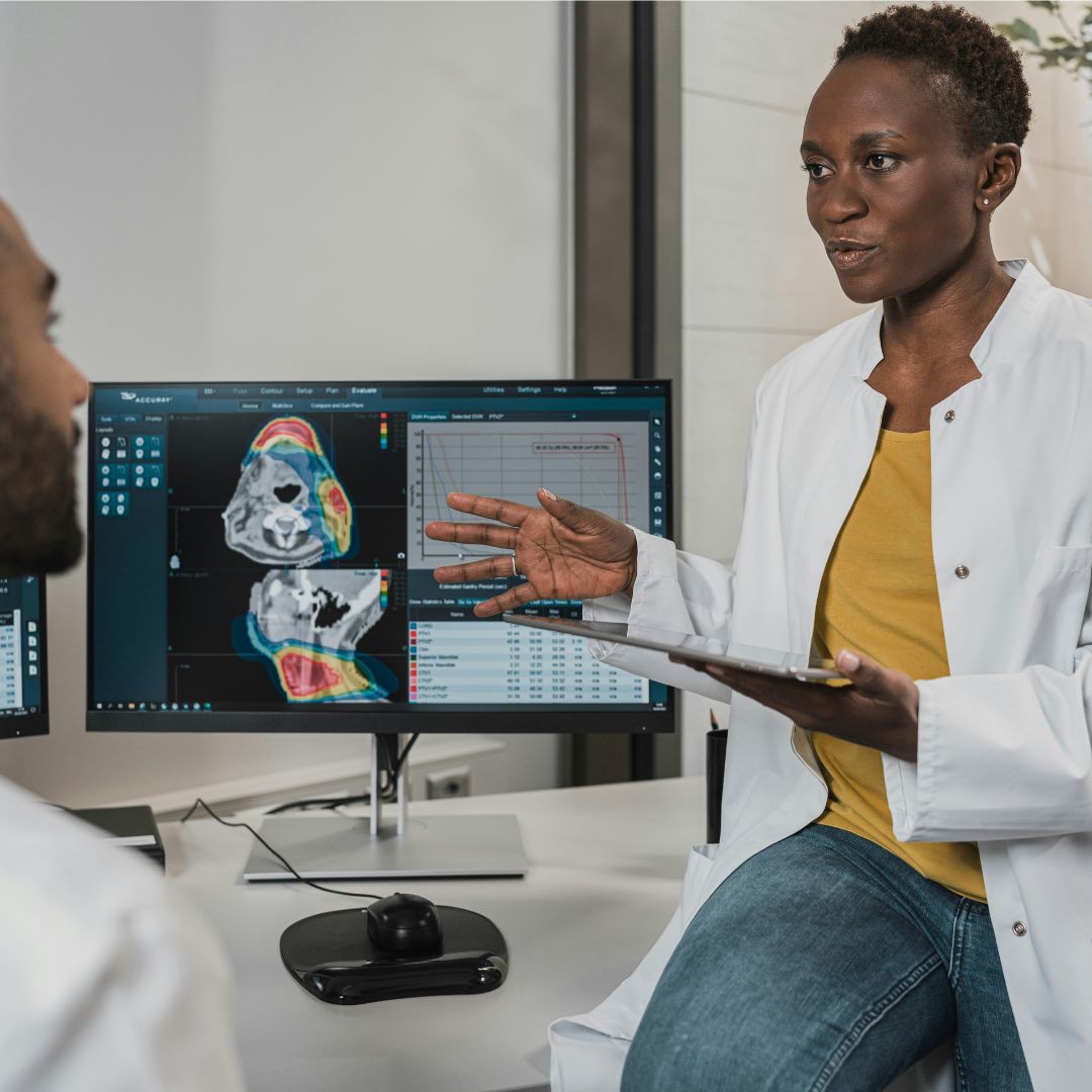 Doctora explicando con una pantalla a un paciente