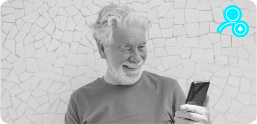 Hombre mayor mirando su celular