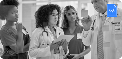 Personal de salud escribiendo en un tablero