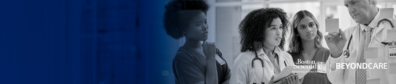 Doctora con gafas sonriendo al computador