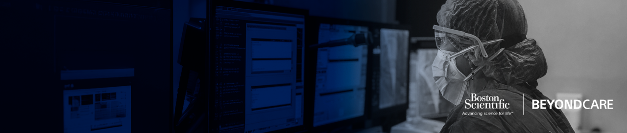 Doctora con gafas sonriendo al computador