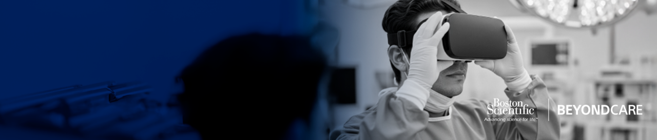 Doctora con gafas sonriendo al computador